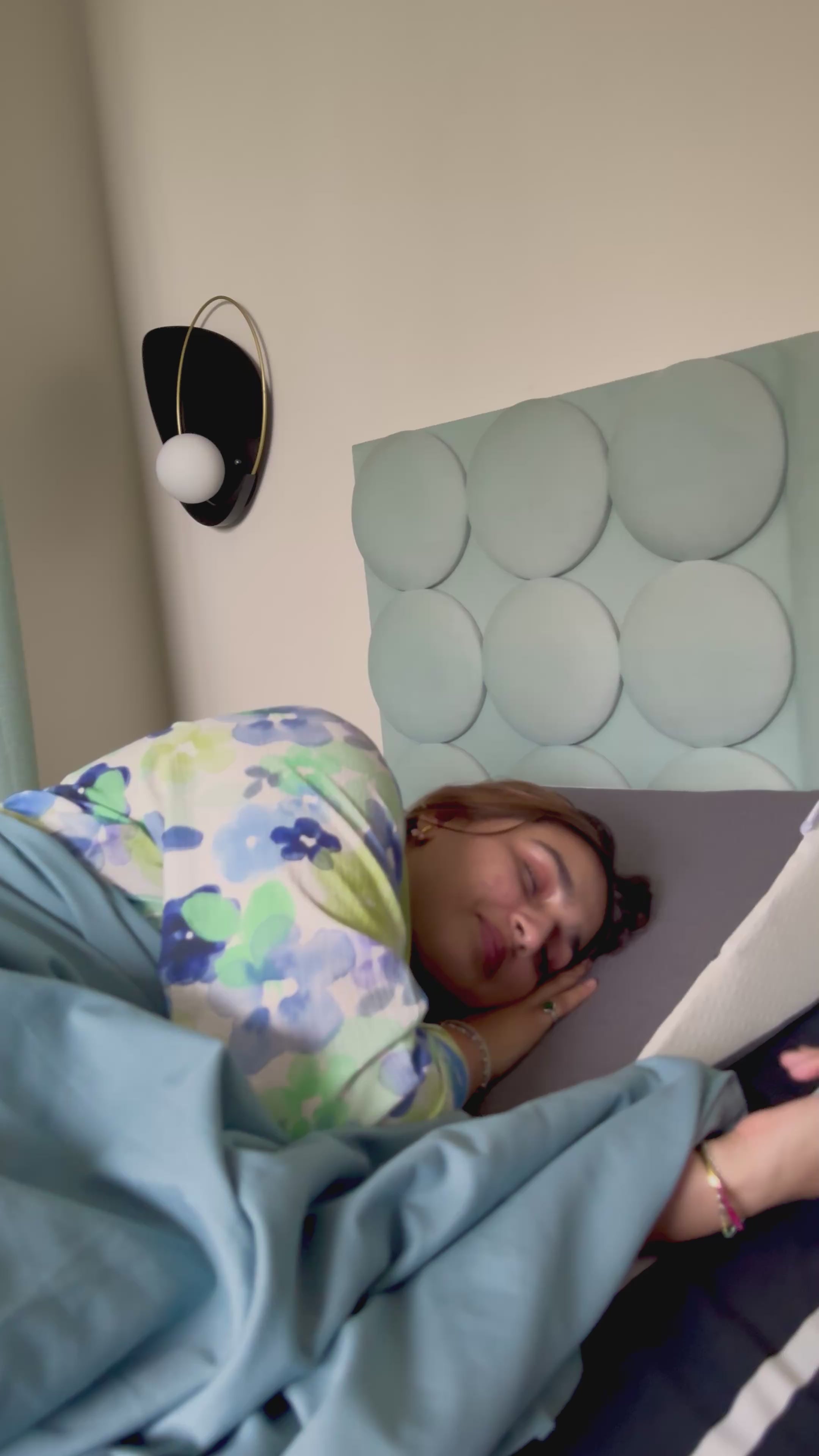 Load video: Spinecure Anti-Reflux Wedge Pillow – Orthopedic Memory Foam for Acid Reflux &amp; Snoring Relief